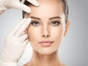 Valutazione medica per lifting del sopracciglio non chirurgico e analisi dei volumi del terzo superiore.