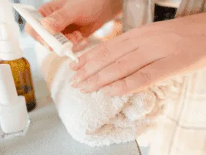 Applicazione di crema nutriente sulle unghie naturali per idratare pelle e cuticole