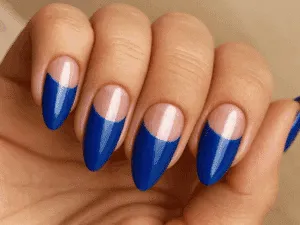 Unghie a mandorla con french manicure blu intensa e base nude.