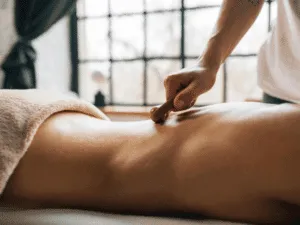 Massaggio rilassante con strumento manuale in ambiente professionale
