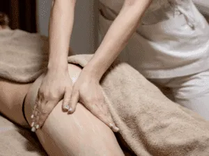 Massaggio drenante anticellulite sulla gamba per ridurre gonfiore e ritenzione idrica