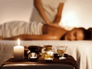 Ambiente rilassante per massaggio californiano con oli e candele