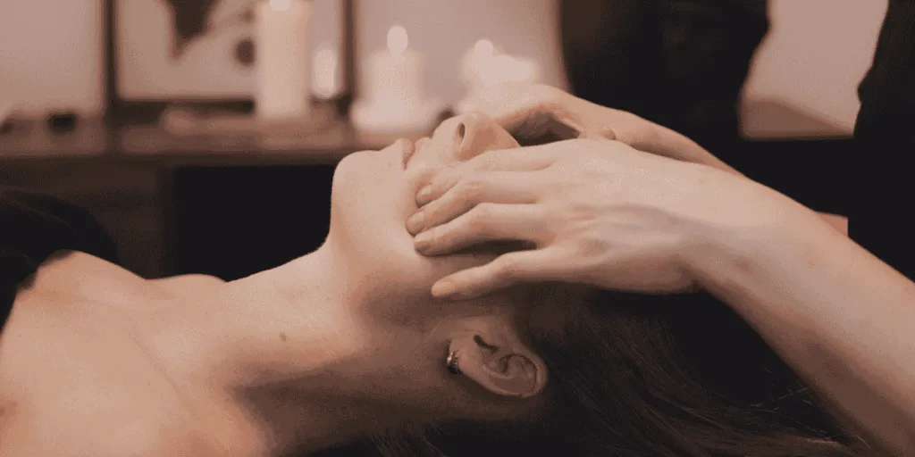 ragazza fa un massaggio kobido in centro estetico professionale