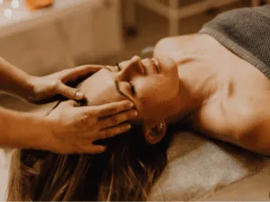 Donna che riceve un massaggio lifting sul viso