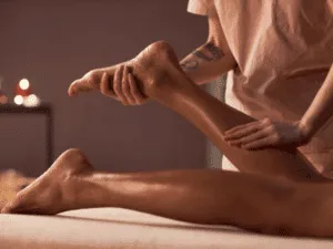 Massaggio rilassante alle gambe eseguito su lettino professionale