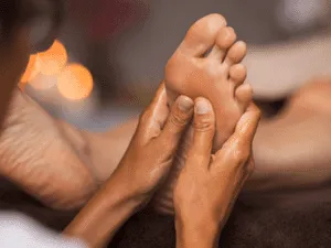 Massaggio rilassante ai piedi per stimolare il rilassamento generale