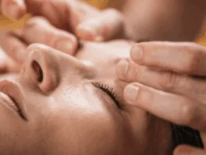 Massaggio viso antirughe sulla fronte per ridurre tensioni e linee di espressione