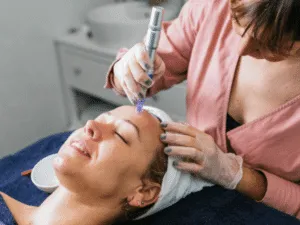 Estetista che esegue un trattamento di microdermoabrasione viso