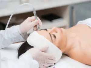 Seduta di microdermoabrasione viso con punta di diamante eseguita da personale specializzato per levigare e rinnovare la pelle.