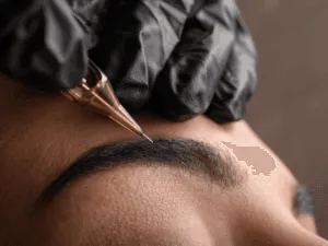 Primo piano del trattamento di microshading sopracciglia eseguito con dermografo a punta sottile per effetto sfumato.