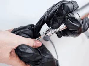 Onicotecnica che utilizza una punta sottile per la fresa su un’unghia naturale