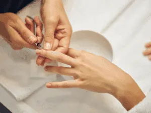 Preparazione manicure giapponese – come fare la manicure P-Shine Preparazione dell’unghia durante un trattamento manicure giapponese, con pulizia delle cuticole prima dell’applicazione P-Shine.