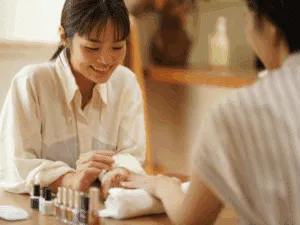 Manicure giapponese P-Shine – trattamento naturale rinforzante Estetista che realizza una manicure giapponese con prodotti professionali per manicure giapponese P-Shine.