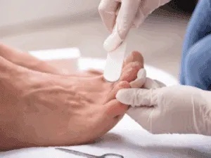 trattamento pedicure maschile con lima professionale in centro estetico