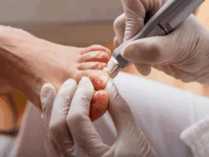 pedicure maschile professionale con strumenti estetici su piede maschile