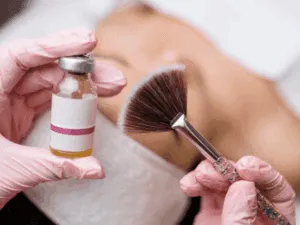 Estetista prepara una soluzione esfoliante per il peeling corpo, con un prodotto in fiala