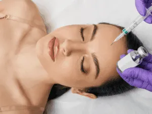 Protocollo professionale PRX-T33 Centro Estetico. Preparazione della fiala di PRX-T33 con siringa dosatrice per l'applicazione topica professionale.