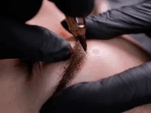 Procedura professionale di tatuaggio sopracciglia effetto pixel.