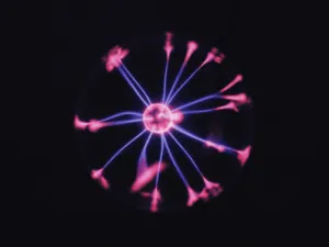 prp therapy Sfera al plasma con filamenti luminosi viola e rosa