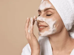 pulizia del viso fatta in casa con detergente pulizia del viso fatta in casa con mousse detergente sul viso