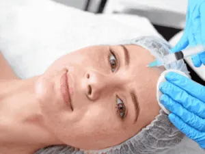 Punture di biorivitalizzazione sulla fronte con micro-iniezioni di acido ialuronico