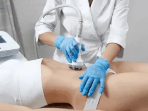 Trattamento di radiofrequenza corpo sull’addome eseguito da operatrice in centro estetico