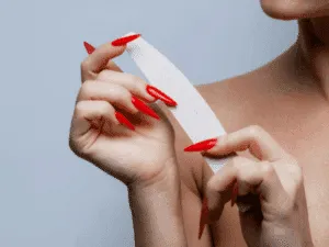 unghie lunghe fatte con ricostruzione gel con cartine