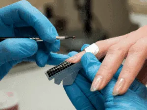 ricostruzione unghia con cartina