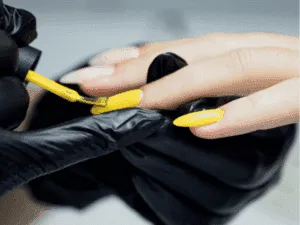 ricostruzione unghie con tip e gel colorato