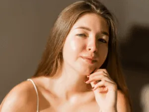 Donna con pelle luminosa e levigata dopo un trattamento di esfoliazione enzimatica viso.
