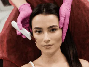 Scrubber ultrasuoni viso Estetista utilizza uno scrubber ultrasuoni viso per rimuovere impurità e cellule morte.