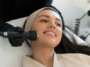 Applicazione HydraFacial con manipolo estetico durante il trattamento viso per levigare, idratare e migliorare la texture cutanea.
