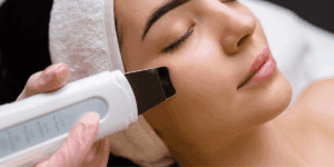 skin scrubber ultrasuoni professionale su viso di una ragazza in centro estetico