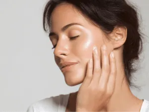 Pelle del viso luminosa e idratata dopo trattamento skinbooster