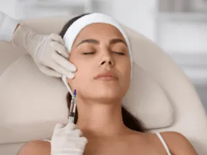 Skinbooster viso eseguito da medico estetico in ambulatorio