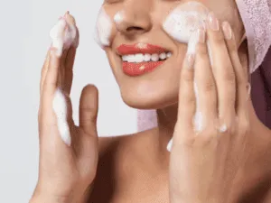 skincare doppia detersione con mousse detergente sul viso