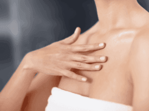 soluzioni per eliminare i brufoli sul petto e migliorare la pelle pelle del petto liscia senza brufoli risultato trattamento acne