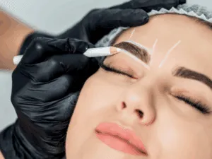 Trattamento di tatuaggio sopracciglia sfumato con effetto pixel durante la fase di progettazione.