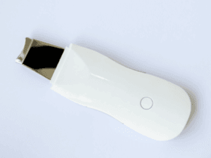 Design e tecnologia dello skin scrubber ad ultrasuoni. Dispositivo professionale skin scrubber: spatola ad ultrasuoni per la pelle ad alta frequenza