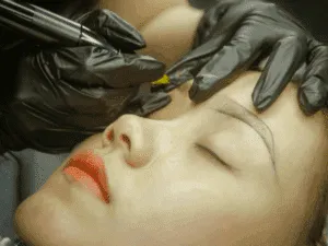 Trattamento di trucco semipermanente sopracciglia eseguito con dermografo da professionista qualificato.