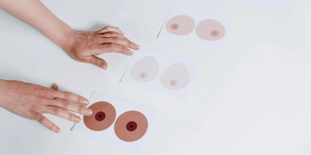 Illustrazioni di areole mammarie su schede professionali per la scelta dei colori nella dermopigmentazione.