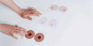 Illustrazioni di areole mammarie su schede professionali per la scelta dei colori nella dermopigmentazione.