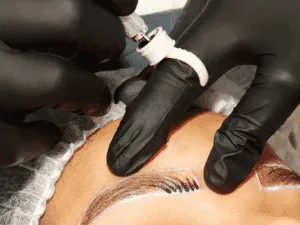 Dermopigmentazione con dermografo per realizzare un tatuaggio semipermanente sopracciglia naturale.