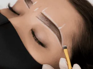 Tracciatura e progettazione della forma delle sopracciglia prima del trattamento di microshading, con linee bianche di precisione.