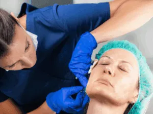 Procedura medica di inserimento fili di trazione o filler per il rimodellamento del terzo inferiore del viso.