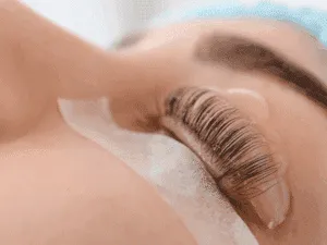 Laminazione ciglia come si fa – applicazione soluzione fissativa Applicazione della soluzione fissativa per la laminazione ciglia su ciglia naturali posizionate sul bigodino.