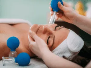 Trattamento coppettazione viso per pelle tonica Trattamento di coppettazione viso completo con coppette facciali per effetto lifting naturale, drenaggio linfatico e maggiore luminosità.