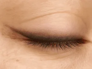 Palpebra chiusa con eyeliner sfumato naturale, realizzato con tecnica ombré semipermanente.
