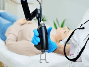 Dispositivo laser frazionato CO2 in uso per un trattamento estetico su un paziente.