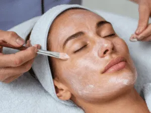 Peeling illuminante viso applicato in centro estetico per rinnovare la pelle spenta